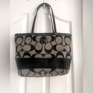 A Coach handbags with the hang tag